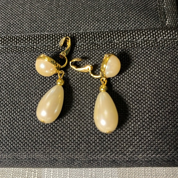 Vintage Richelieu faux pearl and gold drop clip on earrings - Picture 1 of 4